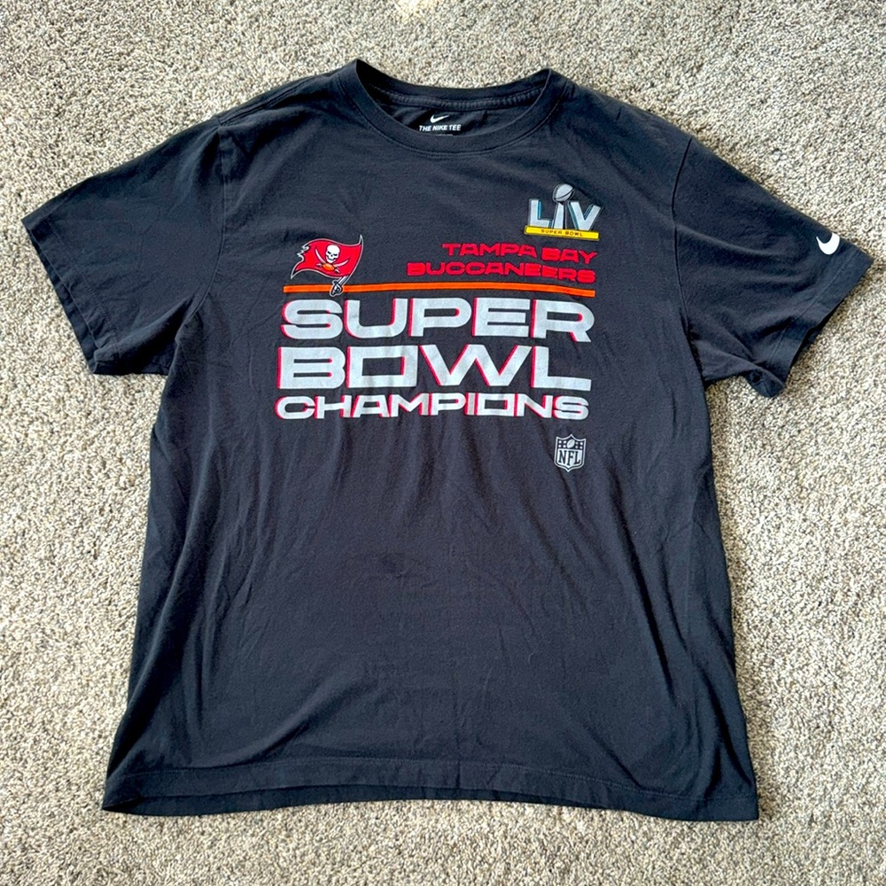 Buccaneers Super Bowl shirt. Mens size L